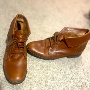 Steve Madden Stingrei Cognac Leather Fold-Over Ankle Boots .